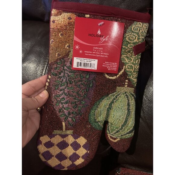 7 ~Christmas Ornament 1~Oven mitts & 1~Kitchen towels & 4~Tapestry& 1Pot holder - Picture 8 of 9